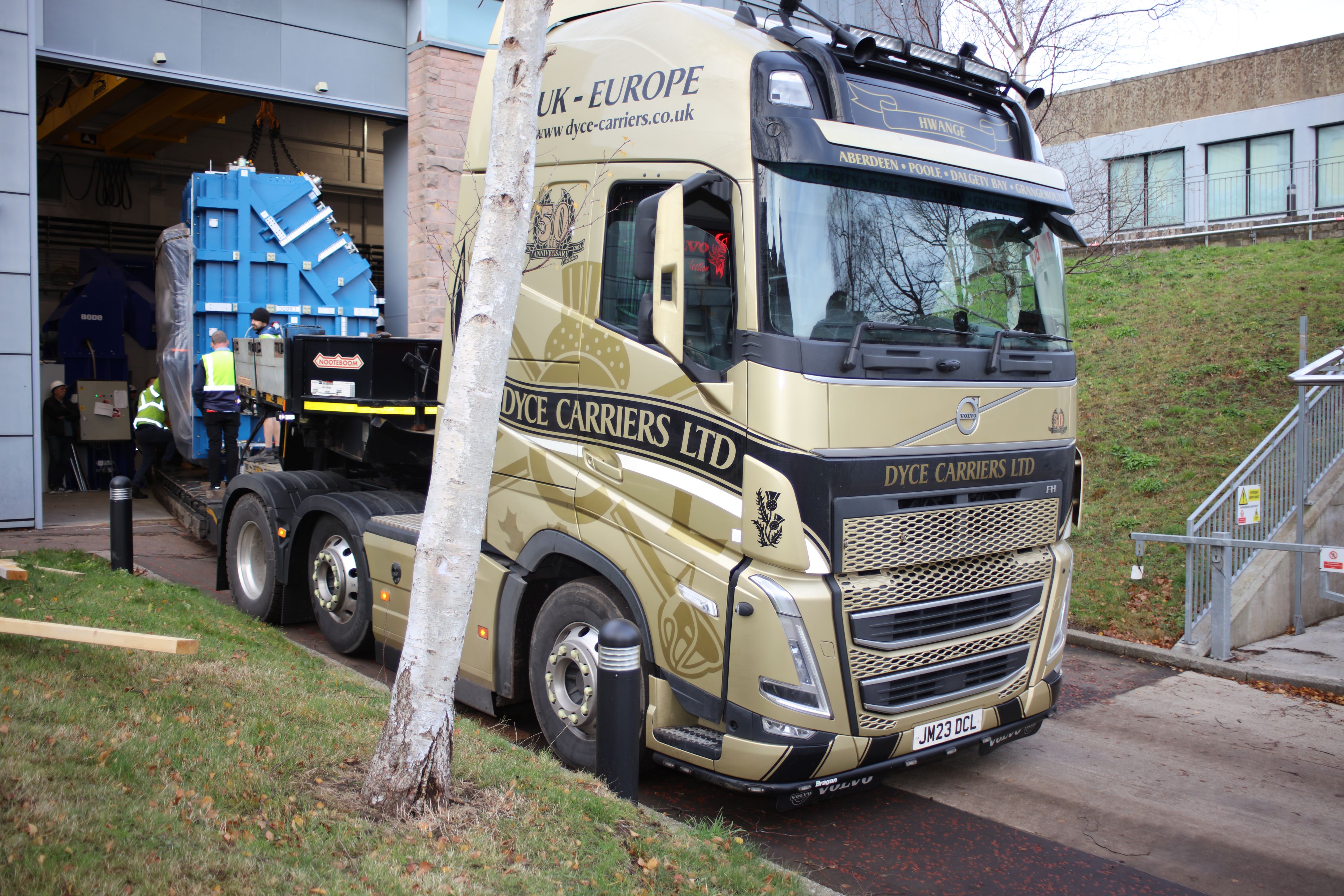 The MOONS spectograph loaded onto a truck.